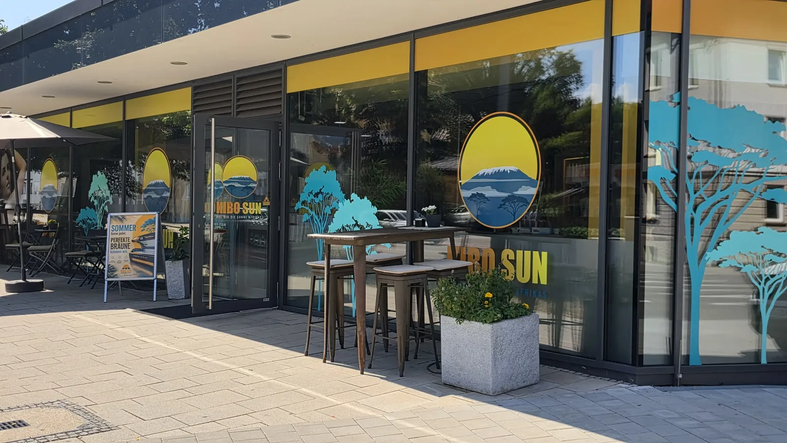 KIBO SUN Sonnenstudio Kempten – Außenansicht mit Sitzplätzen vor dem Studio