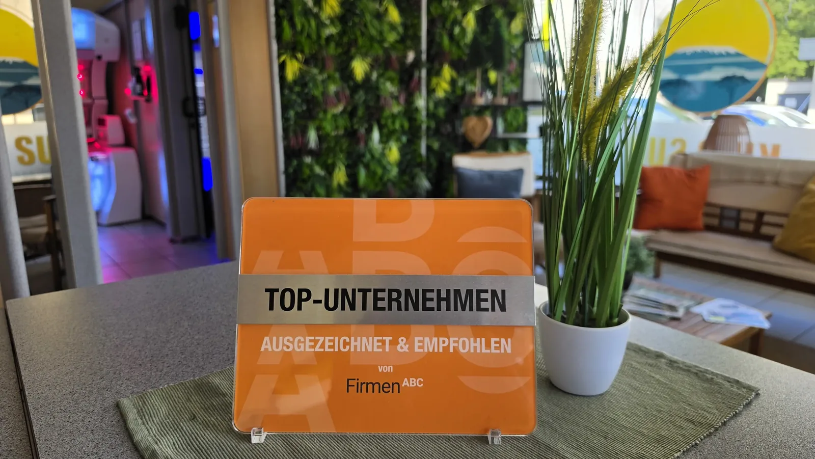 Auszeichnung Top-Unternehmen auf der Theke im KIBO SUN Studio